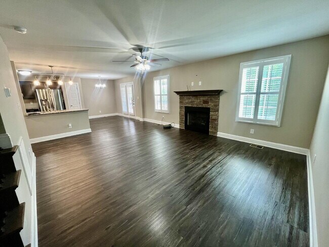 Building Photo - Meticulously kept home in mint condition. ...