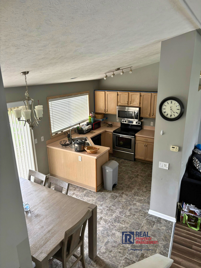 Building Photo - Three Bed, Two Bath Furnished Home Availab...