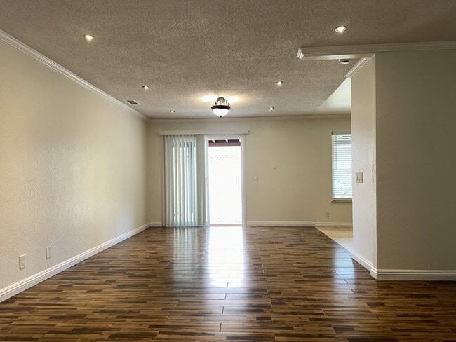 Building Photo - 4 bed with 2 baths in Riverside, CA next t...