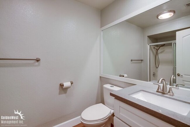Building Photo - Updated 2Bdm 2Ba Condo in the Creekwood Co...