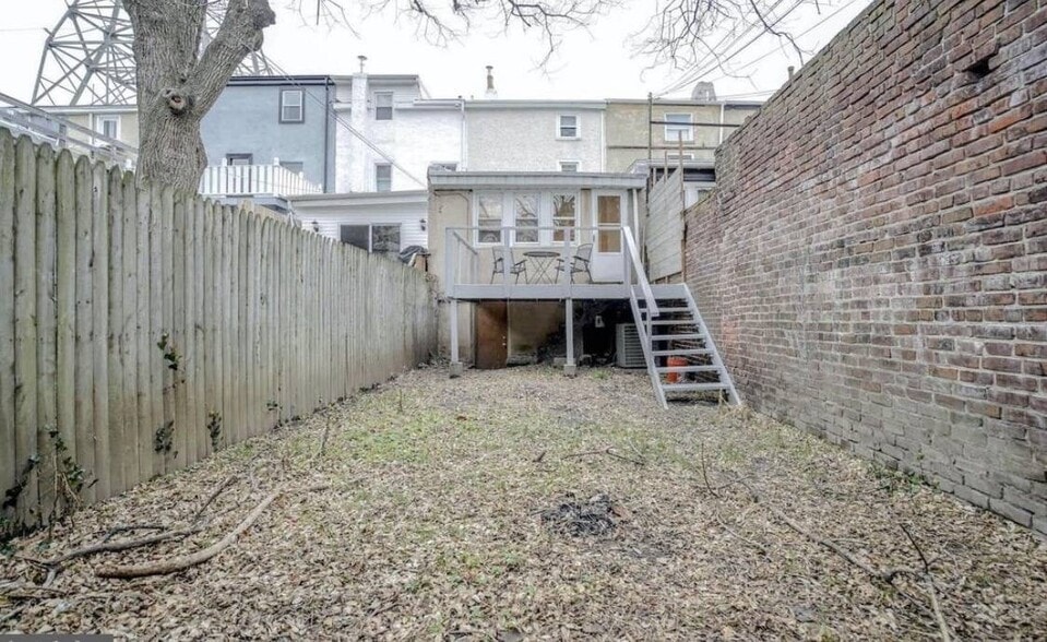 back yard and deck - 4346 Cresson St
