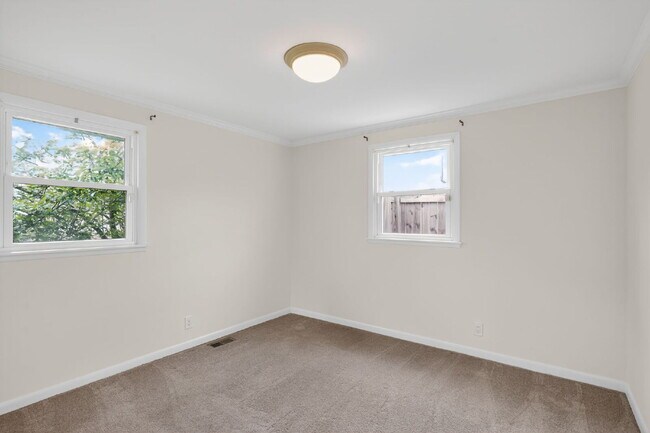 Building Photo - 138 Carriage Dr