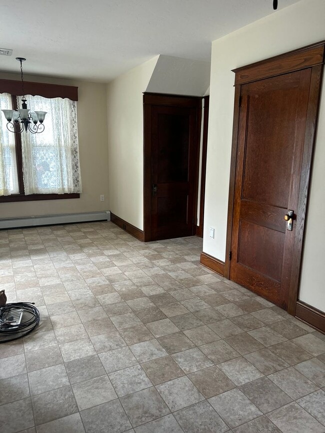 Building Photo - 3 Bedroom, 1.5 bathroom Home with 2-Car Garage!!