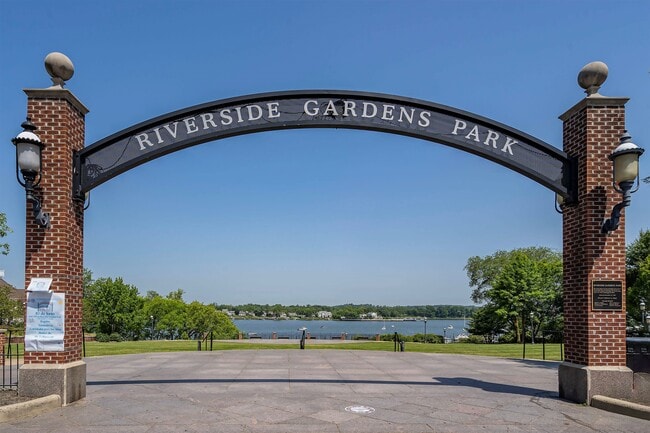 Building Photo - 83 Manor Dr