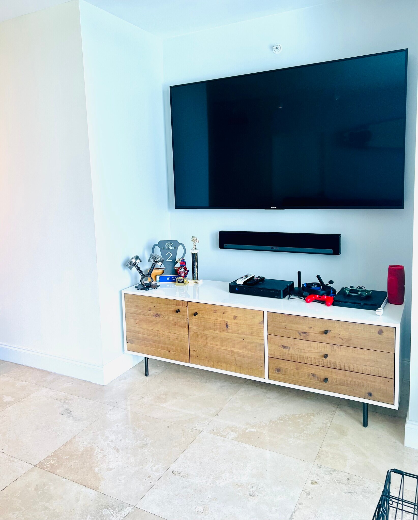 TV area from unfurnished living room - 1800 N Bayshore Dr