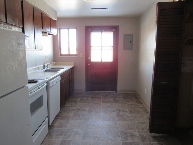 Building Photo - Centrally Located 2 Bedroom w/ Central Air