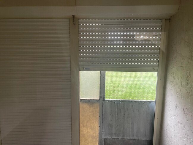 Building Photo - 100 Village Green Cir E