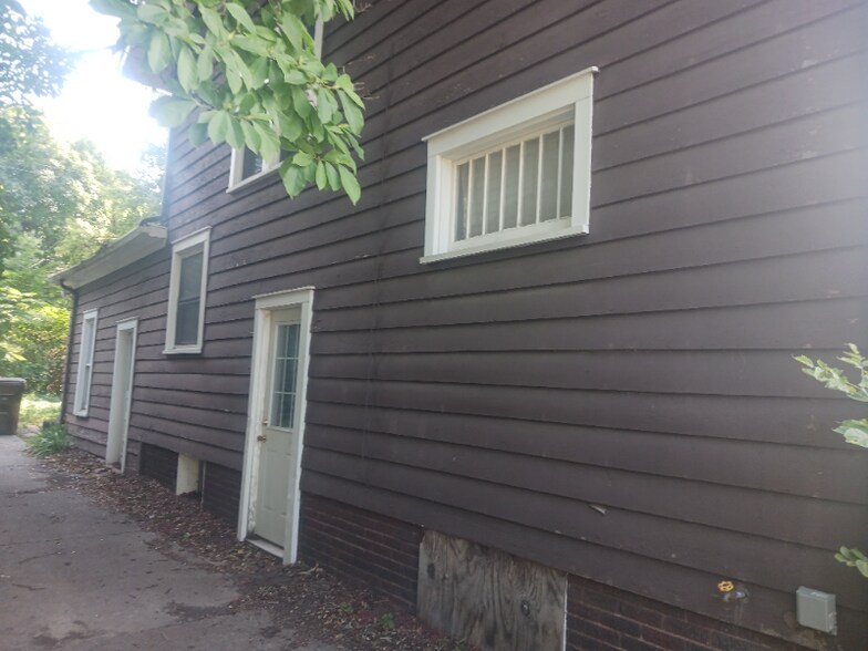 Building Photo - 817 Bancroft Ct