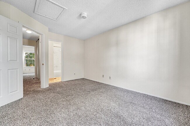 Building Photo - $1,495 - 2 Bed 1 Bath Townhome in Aurora w...
