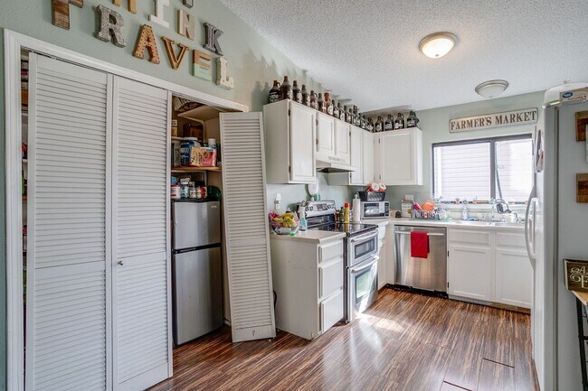 Building Photo - Huge room in a large shared home, private bathroom, great neighborhood, friendly roommates!