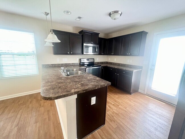 Building Photo - Three bed, 2.5 bath town house located in ...