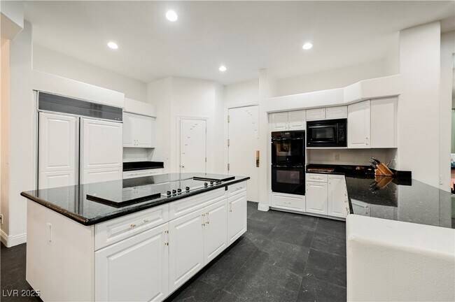 Building Photo - 2231 S Tioga Way