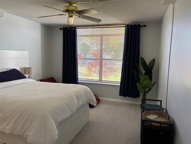 Building Photo - 3650 Inverrary Dr