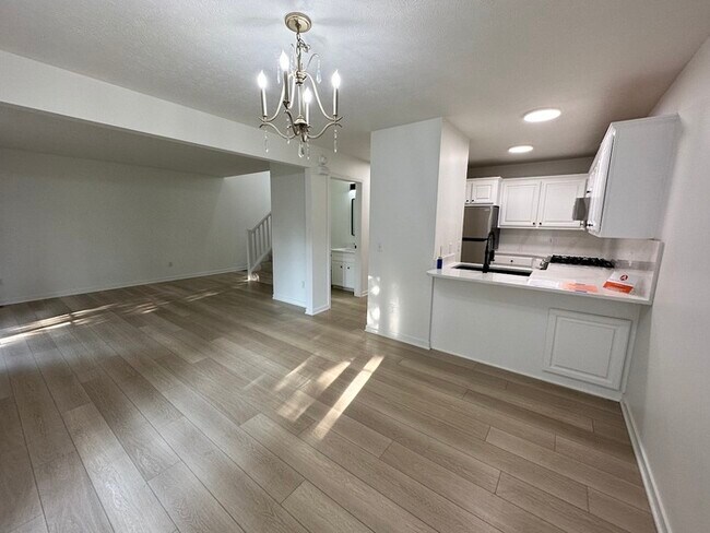 Building Photo - Grandville Condo 3 Bedroom and 2.5 Bathrooms