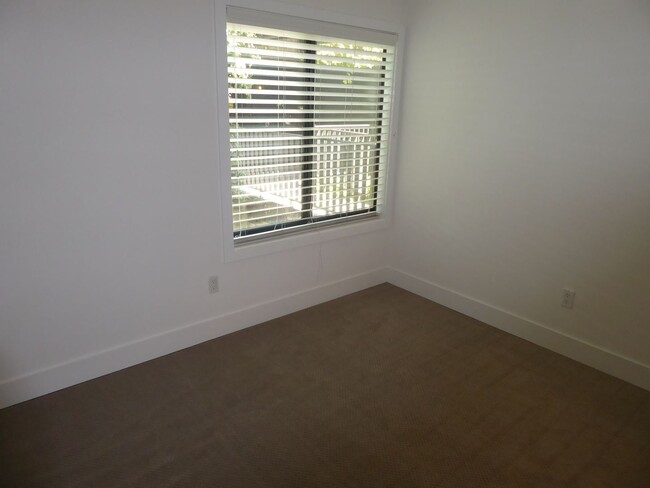 Building Photo - MIDDLE, END UNIT CONDO IN SPYGLASS WITH ST...