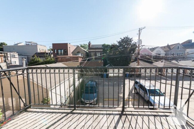 Building Photo - 3 bedroom in Chicago IL 60614