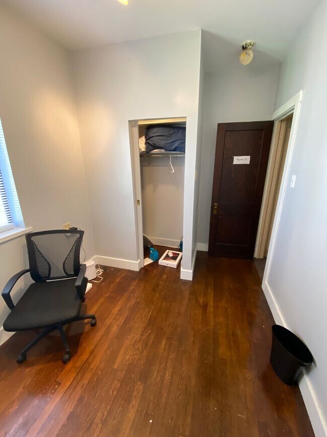 Building Photo - Charming 5 Bed 2 Bath House in Carnegie!