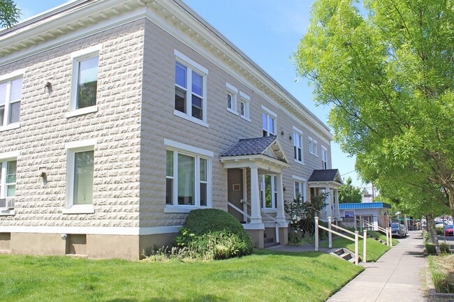 Building Photo - 8007-8015-8015 N Denver Ave