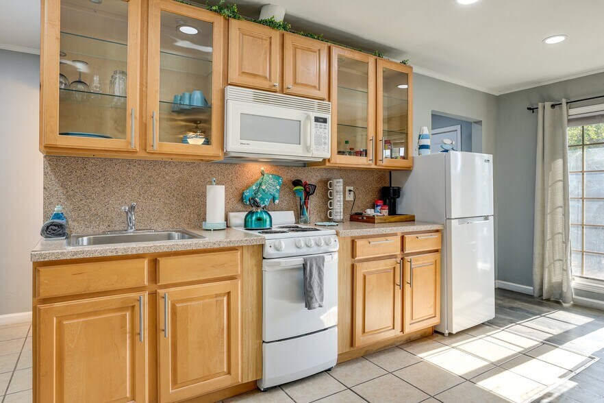 Building Photo - 2205 Gabriel Dr