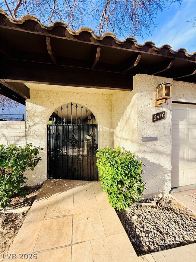 Building Photo - 3416 Cll Del Torre