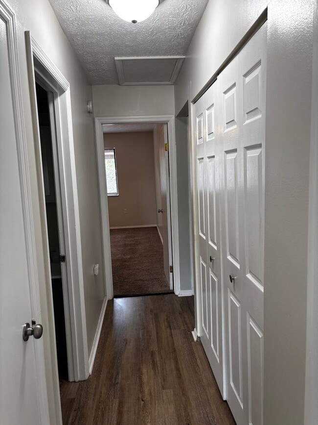 Building Photo - 2 Bed 1.5 bath Condo with Carport