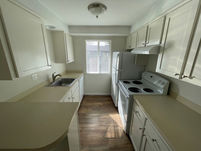 Building Photo - What the luxury of your OWN bathroom?