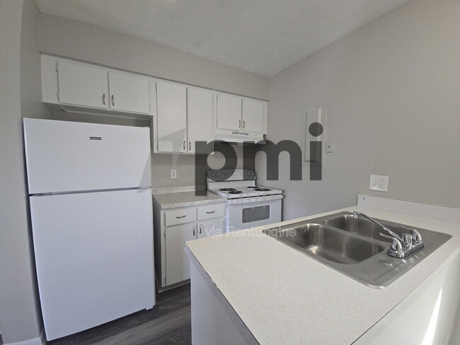 Building Photo - 834 Whitethorne Ave