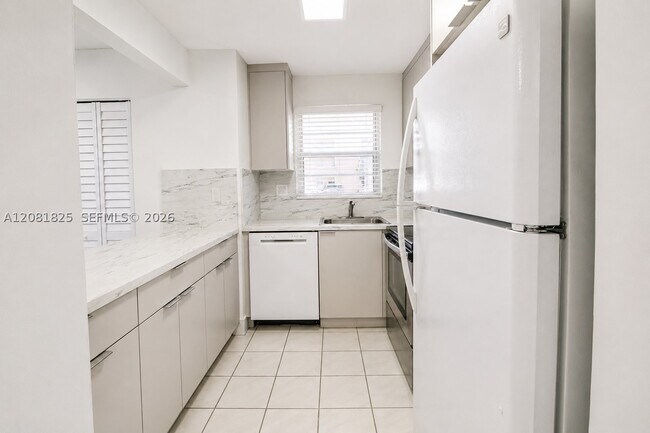 Building Photo - 8895 Fontainebleau Blvd