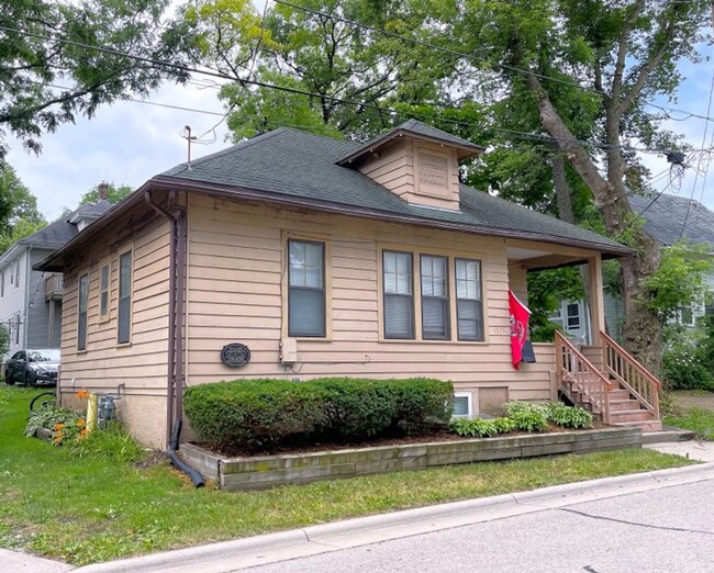 Primary Photo - 1325 St James Ct