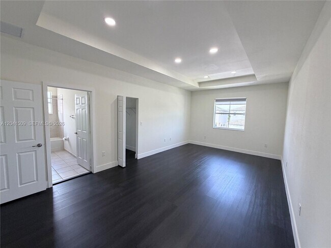 Building Photo - 268 SE 31st Ave