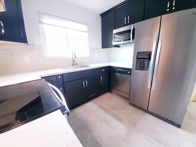 Building Photo - Lovely top floor condo unit; 2 bed/ 2 bath