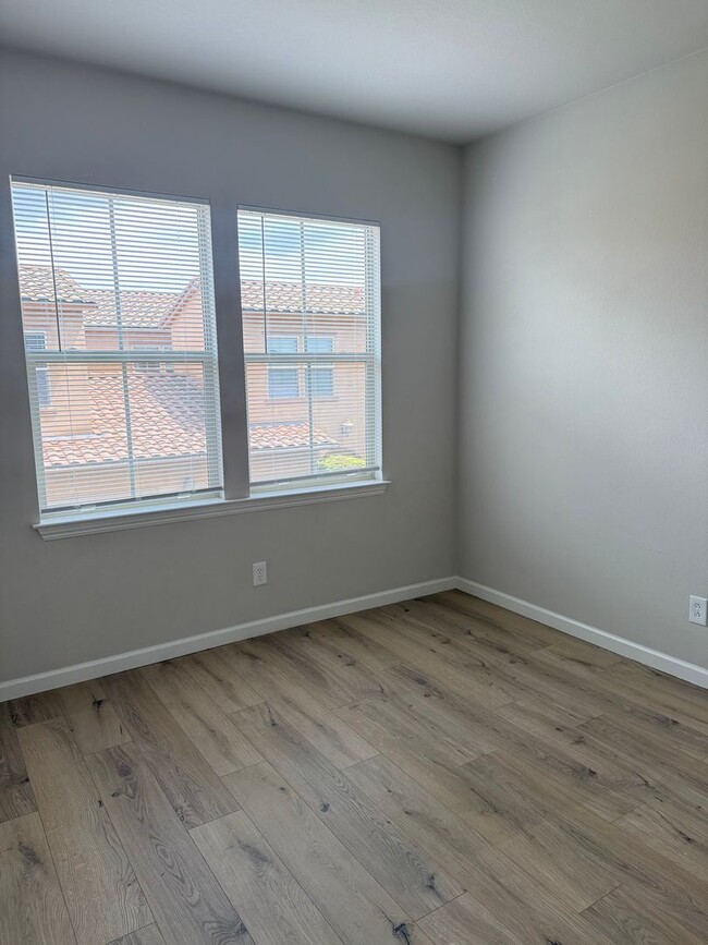 Building Photo - Beautifully Maintained 2 bedroom 2 bathroom Condo