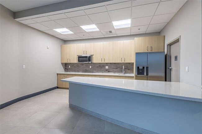 Building Photo - 1750 N Bayshore Dr