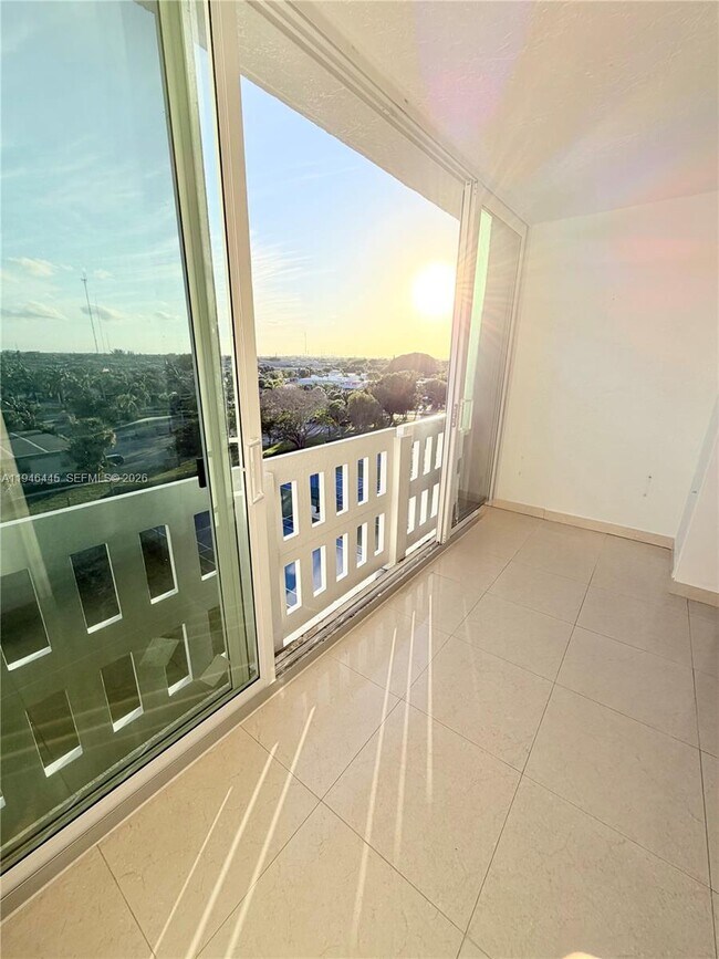 Building Photo - 919 Hillcrest Dr