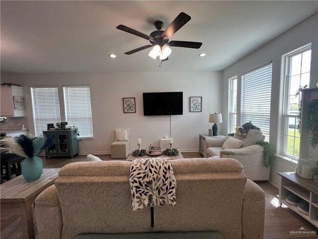 Building Photo - 23 El Paso Dr