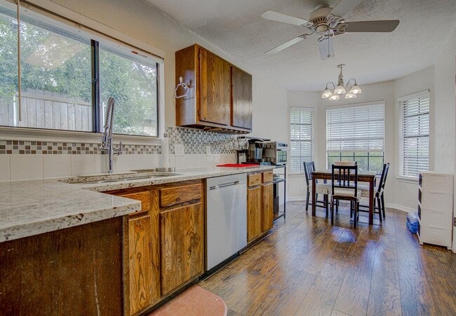 Building Photo - 2801 Norfolk Dr