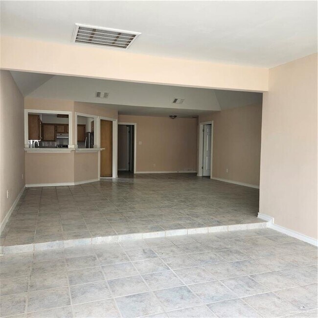 Building Photo - 22 Country Club Dr