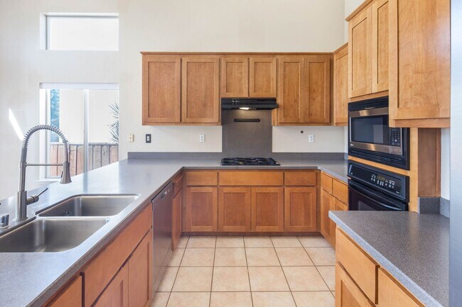 Building Photo - Gorgeous 4 Bedroom with SOLAR in Shadow Lakes!