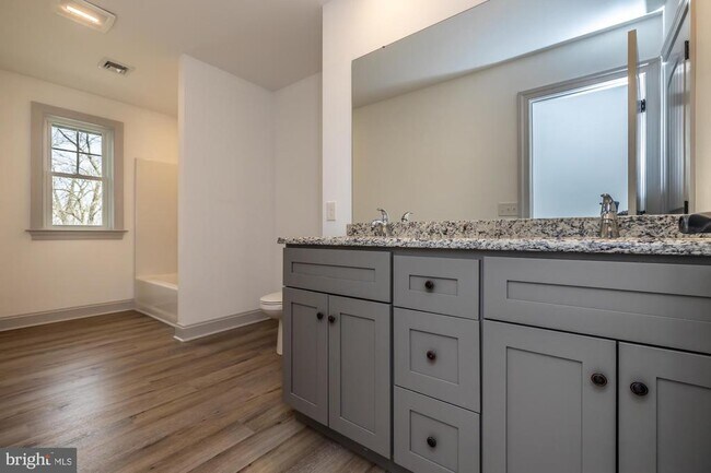 Building Photo - 411 James St