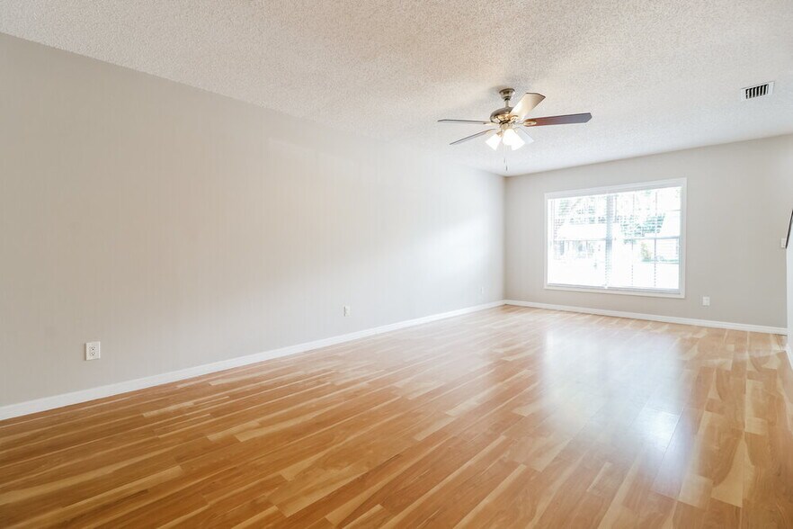 Building Photo - 2825 Cedaridge Dr