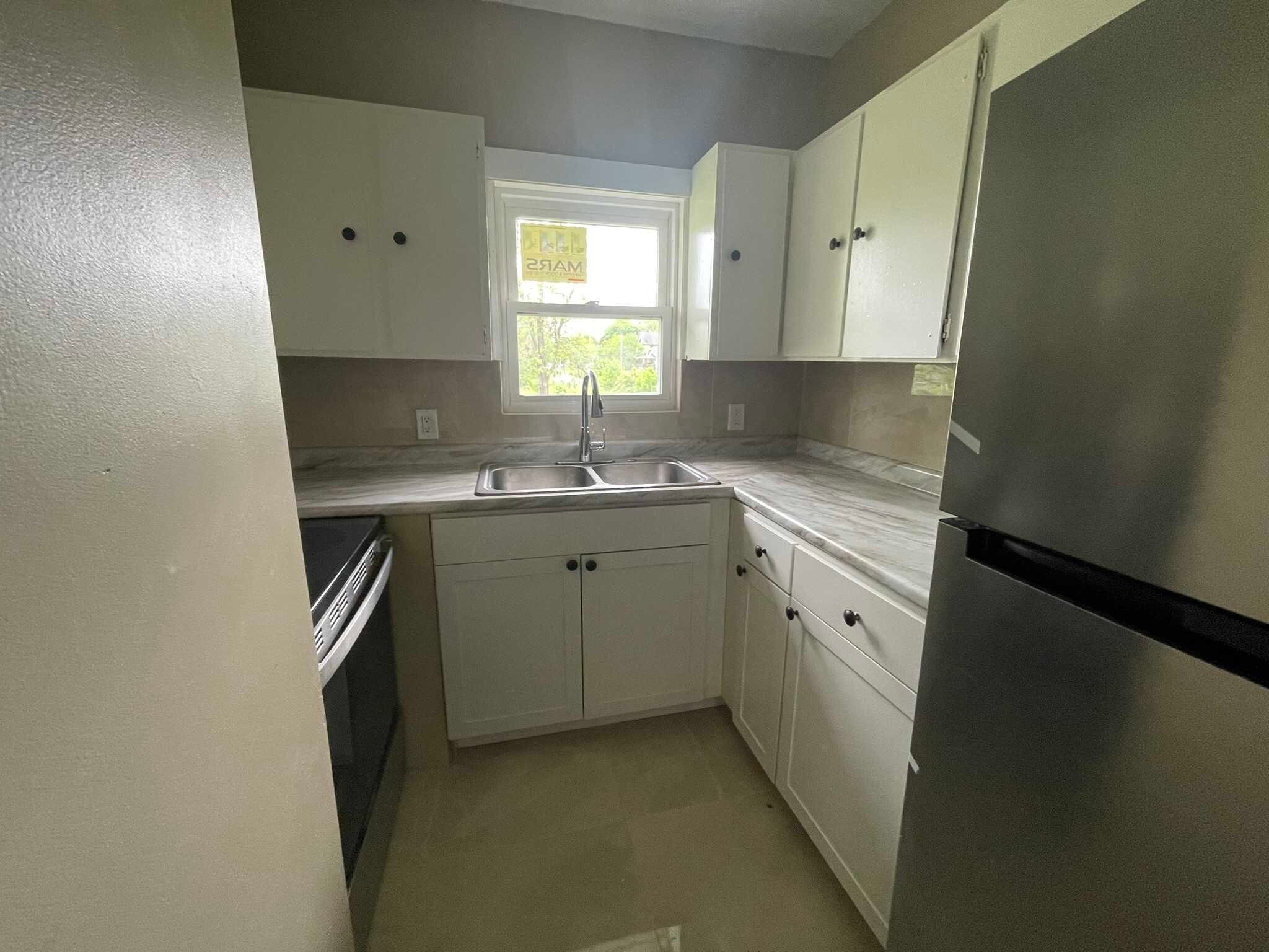 Building Photo - 300 Oxford Ave