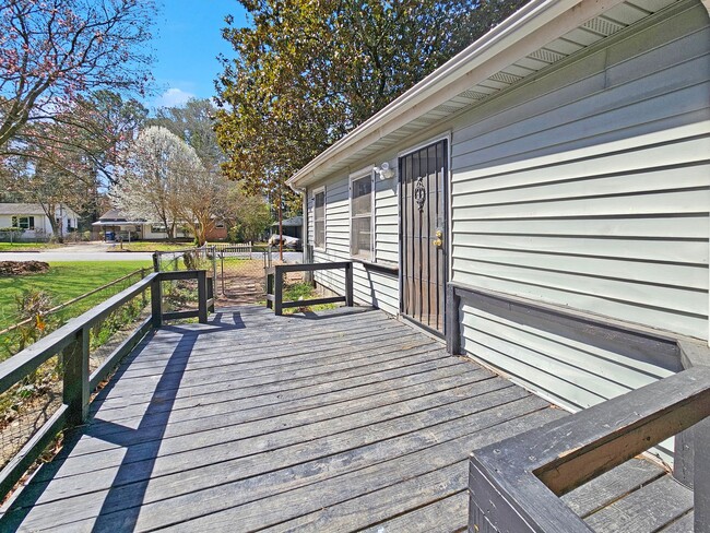 Building Photo - 4/2 Ranch with Fenced Yard