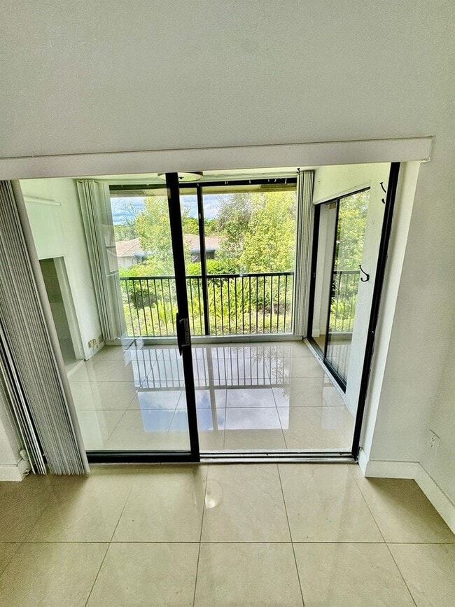 Building Photo - 9657 Riverside Dr