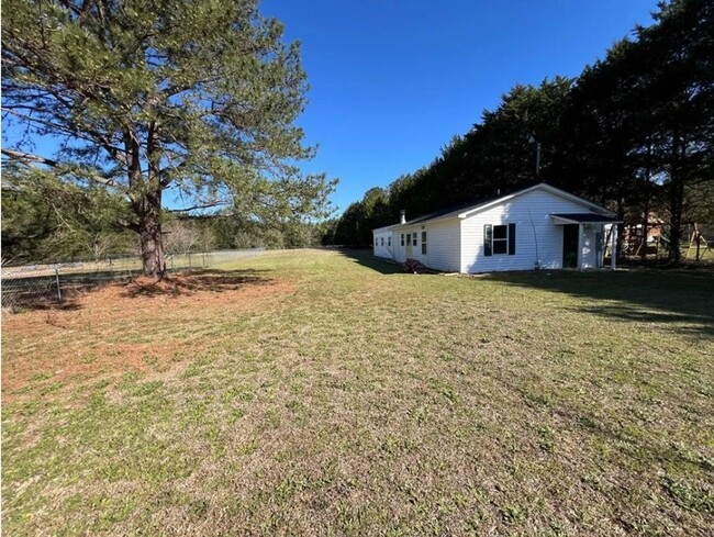 Building Photo - Country Living!
