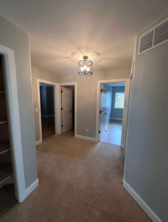 Building Photo - Stunning 3 level home with beautiful views