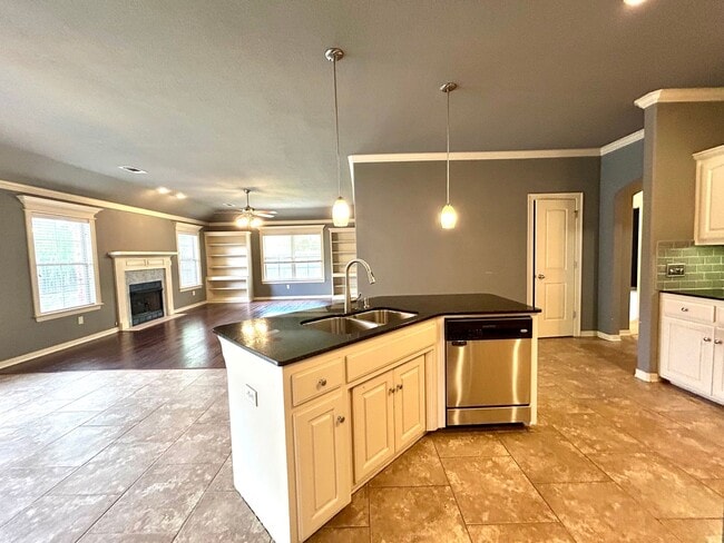 Building Photo - Stunning West Fayetteville Single Family Home