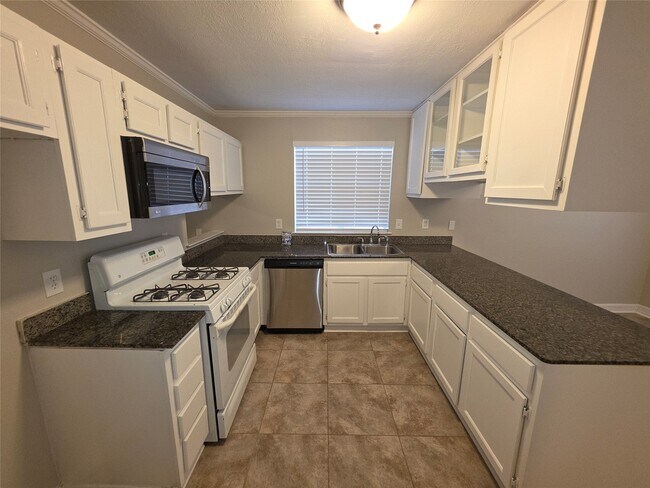 Building Photo - 21019 Western Valley Dr