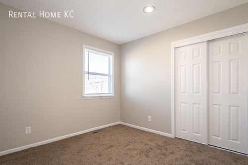 Building Photo - Roomy 3-bed/2-bath Duplex w/Fin Bsmt, fenc...