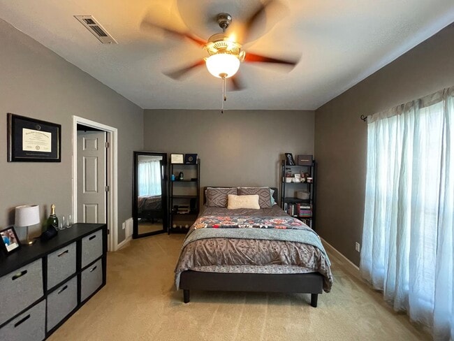 Building Photo - Wakefield Subdivision!  End Unit.