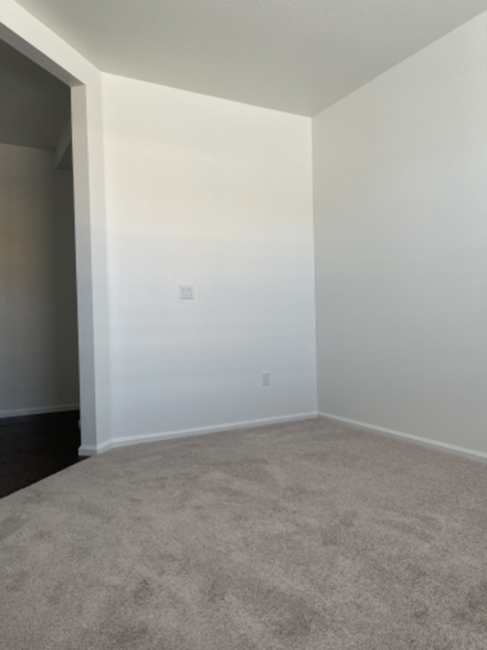 Building Photo - 517 Silver Rock Trl